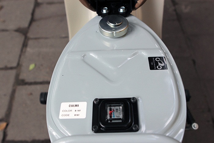 Bình xăng dung tích 3,4 lít phía dưới yên xe, kèm theo đồng hồ đo xăng truyền thống.