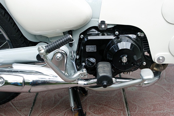 Honda Little Cub được trang bị máy 4 kỳ, xi-lanh đơn, làm mát bằng không khí, dung tích 49cc. Tỷ số nén ở mức 10.0 cùng công suất tối đa 3,4 mã lực tại 7.000 vòng/phút và mô-men xoắn cực đại 3,8 Nm tại 5.000 vòng/phút. Xe sử dụng hộp số tròn 4 cấp.