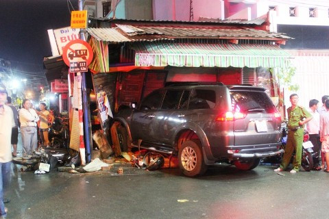 TP.HCM, tai nạn, ô tô, ngồi hống mát, người đàn ông, tử vong, xe điện lao vào nhà dân