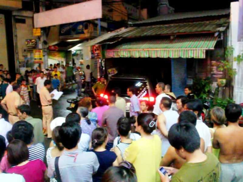 TP.HCM, tai nạn, ô tô, ngồi hóng mát, người đàn ông, tử vong, xe điên lao vào nhà dân