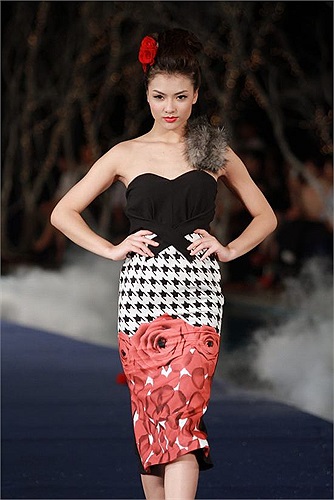 Cùng ngắm lại những khoảng khắc đẹp nhất của chân dài Hồng Quế trên sàn catwalk Tuần lễ thời trang Việt Nam Thu Đông 2013 tối qua trong hai bộ sưu tập của NTK Trọng Nguyên và Văn Khoa.