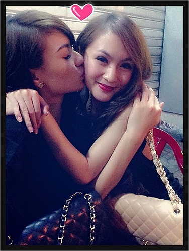 Gặp hotgirl Kelly ở Sài Gòn, Hồng Quế không ngần ngại hôn thắm thiết.