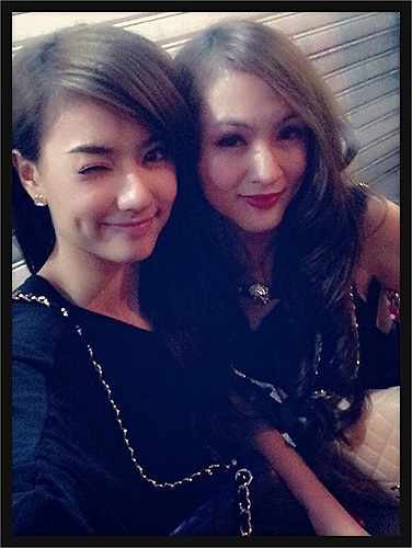 Cả hai khá thân thiết và tình cảm với nhau.