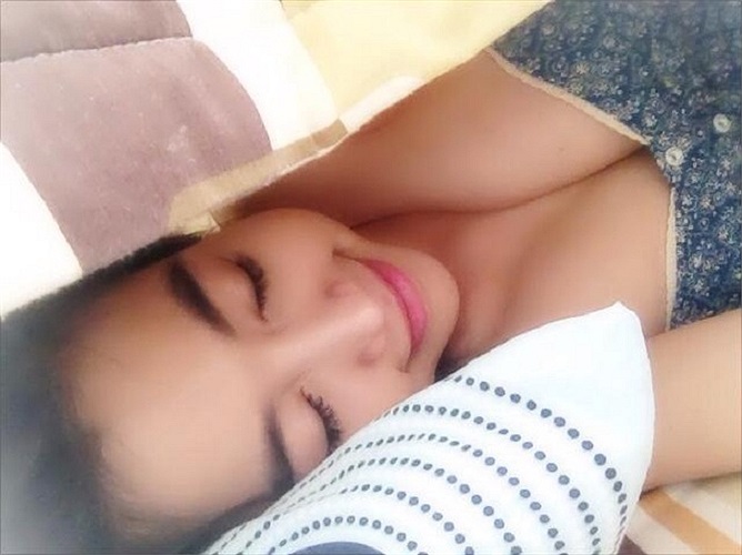 Người đẹp ngủ cũng gợi cảm hết sức.