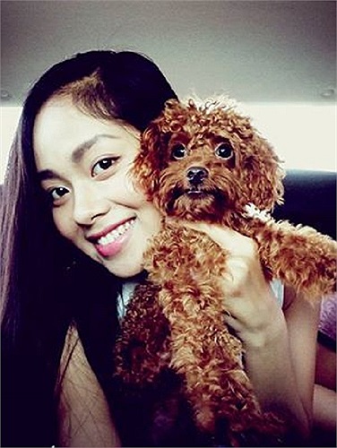 Hoàng Quyên đi đâu cũng mang theo thú cưng.