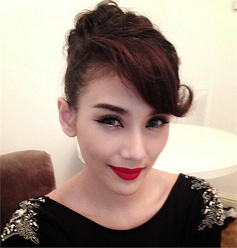 Hoàng Yến già dặn trong cách trang điểm lạ lẫm.