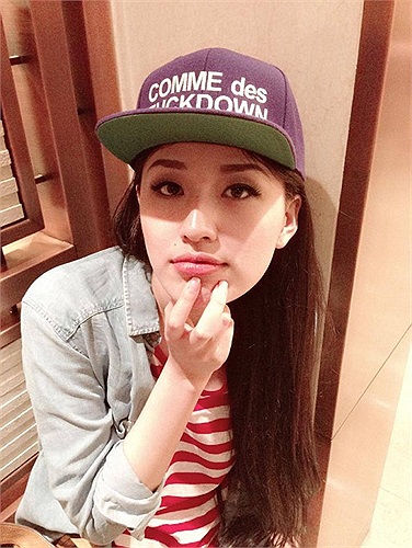 Mai Phương Thúy diện đồ xì tin trẻ trung ở Hong Kong.