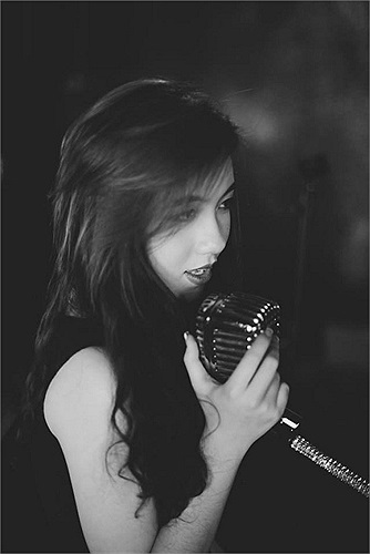 Hotgirl Mie trong tạo hình ca sỹ trên sân khấu.