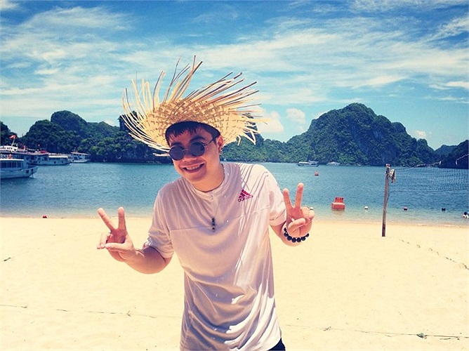 Đinh Mạnh Ninh kết hợp đi du lịch với kiếm cơm.