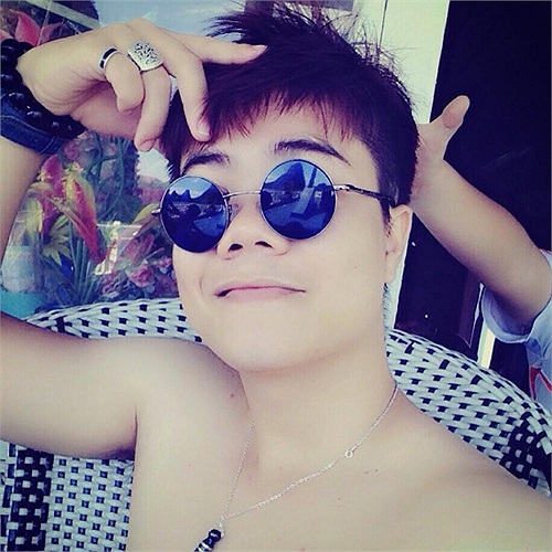 Chàng ca sỹ trẻ hài hước chia sẻ ảnh bán nude ngoài biển.