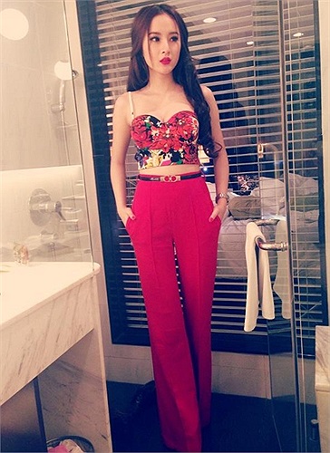 Angela Phương Trinh gợi cảm trong trang phục khá già dặn.