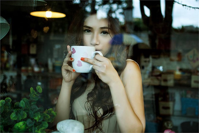 Trong bộ ảnh mới của mình, Hà Minh xuất hiện với vẻ đẹp u buồn trong style cổ điển