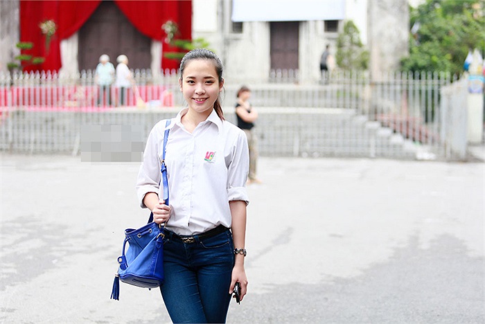 Cô bạn hot girl Linh Tây tên thật là Ngô Thùy Linh là học sinh trường Lômônôxốp (Hà Nội).