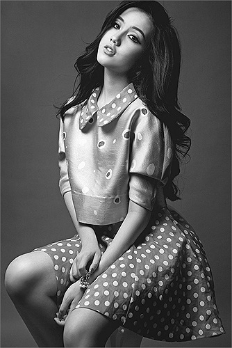 Mie Nguyễn 'lột xác' từ hình ảnh nhí nhảnh, dễ thương thành cô nàng chững chạc, cá tính trong bộ ảnh mới.