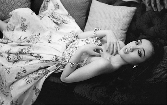 Ngoài ra, cô cũng tham gia làm thêm với công việc trợ lý thiết kế phục trang trong ngành Kịch nghệ. 
