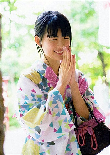 Góp mặt trong show truyền hình đầu tiên khi chỉ mới 6 tuổi, Fukuda Mayuko để lại nhiều thiện cảm từ phía khán giả bởi khuôn mặt xinh xắn và đôi mắt mơ màng tuyệt đẹp trong Summer Snow (TBS, 2000)