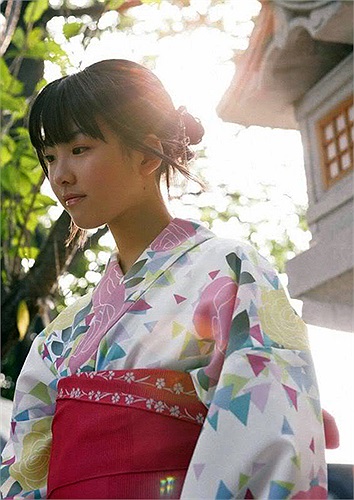 Fukuda Mayuko chính là diễn viên vào vai cô chị của Maruko trong loạt phim truyền hình Nhật sản xuất dựa trên bộ truyện tranh cùng tên - Chibi Maruko Chan lên sóng năm 2006