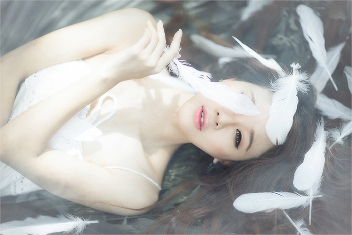 Trong bộ hình này, Midori khoe vẻ đẹp cuốn hút khiến người xem khó có thể rời mắt 