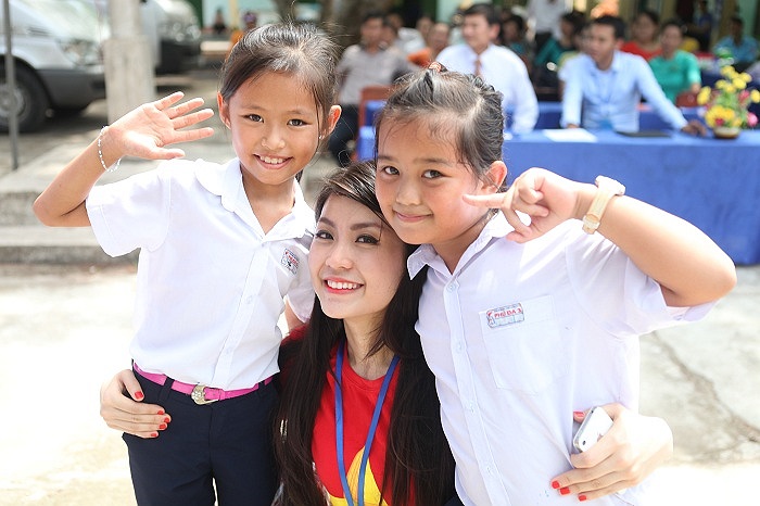 Miss Teen Nguyễn Lâm Diễm Trang xinh đẹp và rạng rỡ bên trẻ nhỏ trong một chương trình nhân ái vì cộng đồng.