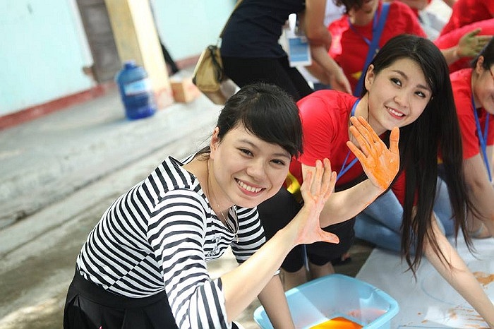 Sau khi đăng quang ngôi vị Miss Teen vào năm 2010, ngôi vị Nữ hoàng cafe lần đầu tiên, Nguyễn Lâm Diễm Trang đang có những bước đi đầu tiên trong showbiz.