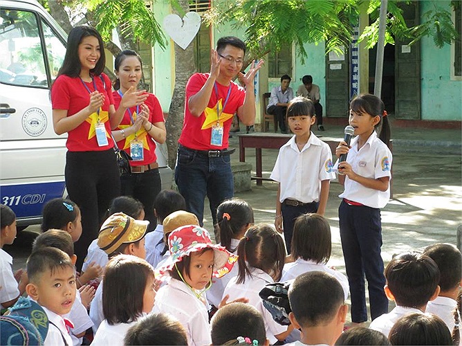 Cô gái xinh đẹp ngày nào còn tích cực tham gia các hoạt động vì cộng đồng.