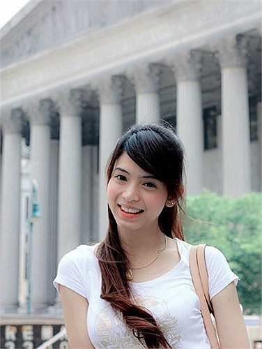 Cô tốt nghiệp từ Đại học Quốc gia Lào. 
