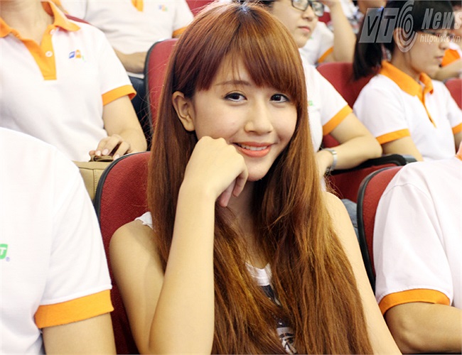 Là khách mời trong sự kiện Hội thao mừng sinh nhật cao đẳng Thực hành FPT, diễn ra vào sáng nay (13/7), Quỳnh Anh Shyn lập tức nhận được sự chú ý của rất nhiều bạn trẻ bởi vẻ ngoài xinh xắn, nụ cười hút hồn của mình.