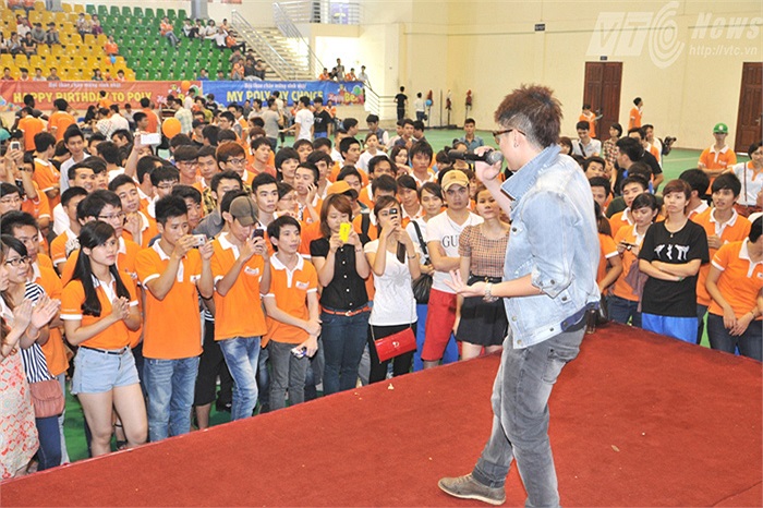 Ca sĩ Đinh Mạnh Ninh 'cháy' hết mình cùng sinh viên FPT