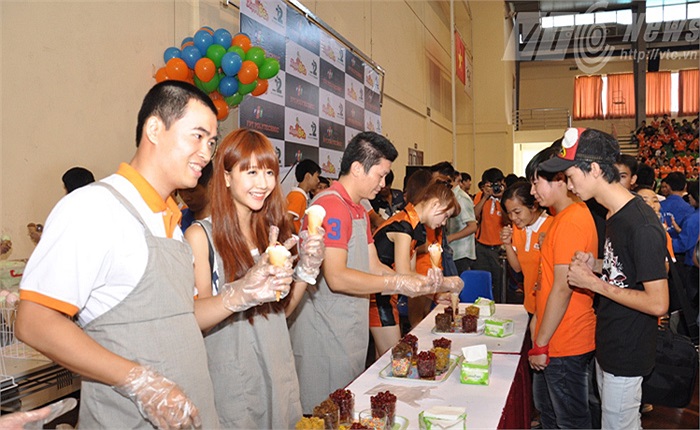 Quỳnh Anh Shyn vui vẻ tạo dáng trong khi phát kem miễn phí cho sinh viên