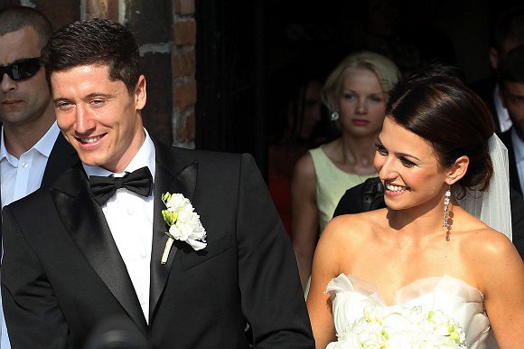 Ban đầu theo dự kiến, ngày lên xe hoa là 15/06 nhưng sau đó nó được lùi lại tới ngày 23/06.