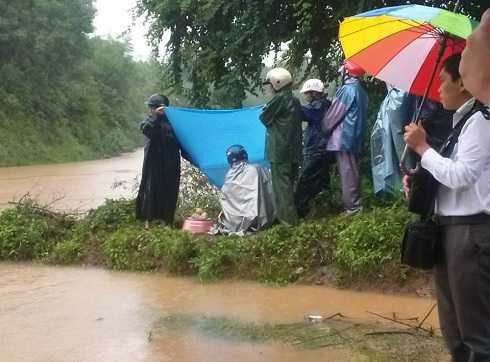 Huy động máy dò bom tìm 5 nạn nhân và ô tô mất tích