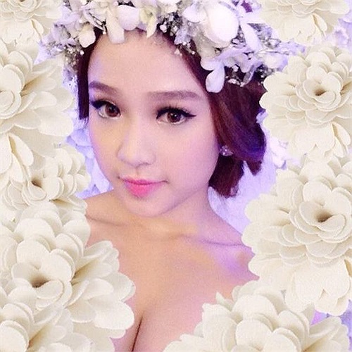 Mới đây, một đoạn video 9 phút ghi lại lễ cưới diễn ra 5 tháng trước của hot gril này được tung ra khiến nhiều người bất ngờ. Dù vậy, đa số đều chúc mừng cô gái trẻ đã chọn được bến đỗ hạnh phúc cho mình.