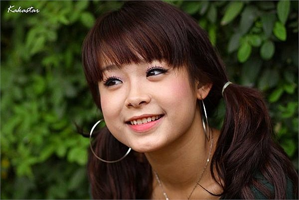 Nhưng đóng phim cũng chỉ một bộ thì Huyền quay sang thử sức ở lĩnh vực ca hát. Huyền baby bắt đầu thay đổi hình ảnh theo hướng sexy hơn và tuyên bố đã về chung công ty với Ưng Hoàng Phúc lấn sân vào showbiz.Lúc này Huyền đã Nam tiến một thời gian, đó