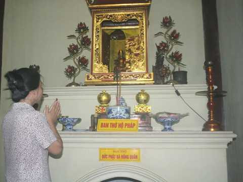  Bức tượng đất hóa vàng được thờ trong chùa Sùng Bảo. 