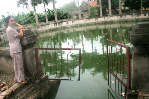 Giếng Sủi vẫn sủi khí, nhưng giờ bị biến thành ao nuôi cá.