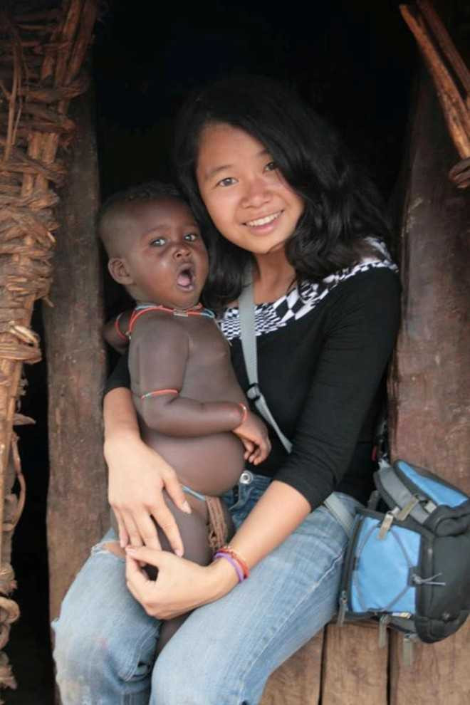 Tác giả Huyền Chip với tập sách thứ 2 của cô