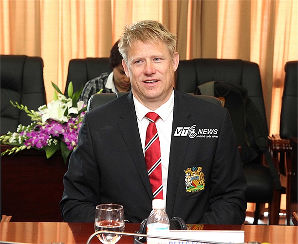 Peter Schmeichel luôn rạng rỡ nụ cười. Ở tuổi 50 nhưng trông ông vẫn như thời còn đeo găng.