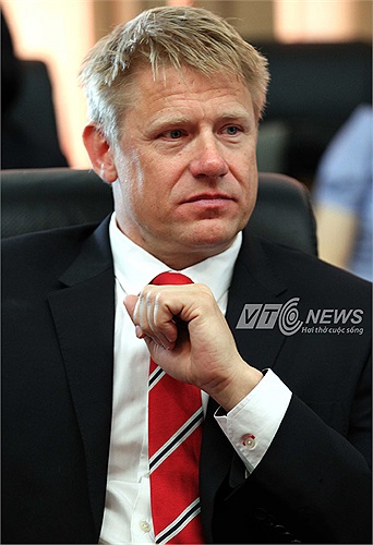 Ngoài thành tích chuyên môn và tầm ảnh hưởng của ông ở MU thì bề ngoài bảnh bao, lịch lãm và vẻ dí dỏm, lạc quan đã giúp ông trở thành đại diện hình ảnh của MU trên toàn thế giới.