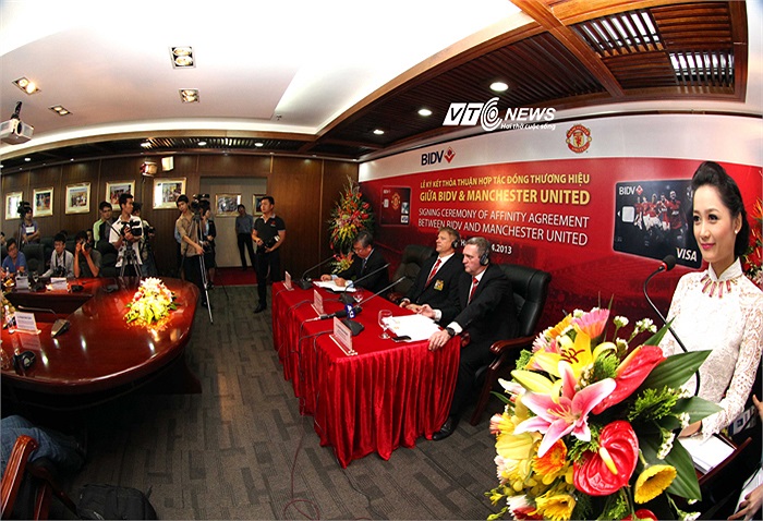 Trong cuộc trò chuyện này, ông đánh giá rất cao tình yêu bóng đá của người Việt Nam, đặc biệt là những fan MU và những người yêu mến ông.