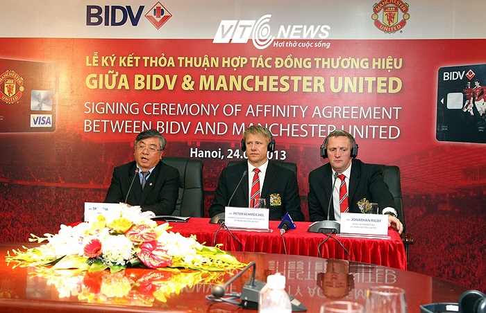 Cũng trong cuộc trò chuyện này, Peter Schmeichel chia sẻ, đời đeo găng của ông, ông chưa biết ngán một mẫu tiền đạo nào. Còn thần tượng của ông là Diego Maradona.