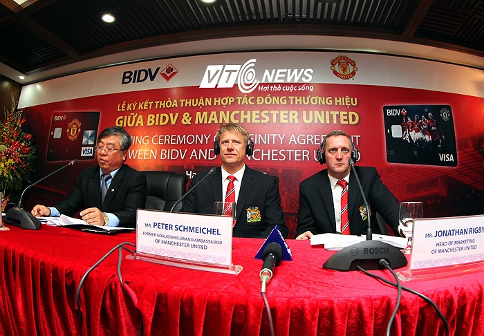 'Tất nhiên khi còn là cầu thủ ở MU, tôi vẫn thường xuyên bị Sir Alex lôi ra 'sấy tóc'. Nhưng tôi hiểu, đó là một phần tính của ông ấy. Nó cũng là một phần của đội bóng và nó giúp chúng tôi thành công' - Peter nói về người thầy.