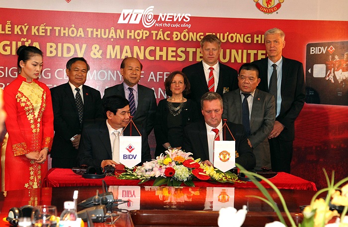 Peter Schmeichel chứng kiến lễ ký kết thỏa thuận hợp tác giữa MU và đối tác Việt Nam.