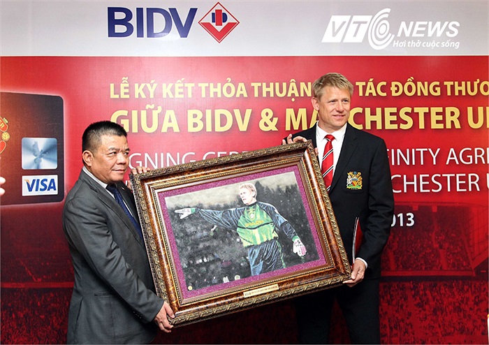 Peter Schmeichel nhận quà lưu niệm từ đại diện của đối tác.