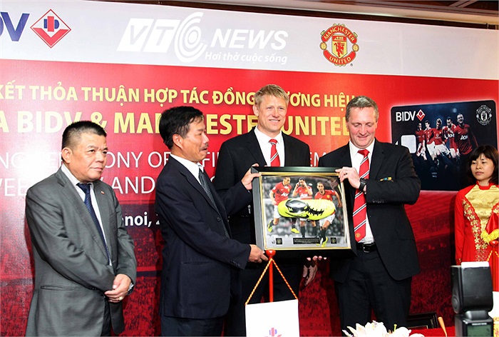 Ông tặng lại một chiếc giầy có chữ ký của trung vệ Rio Ferdinand.