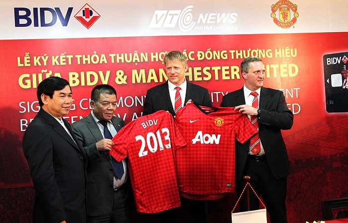 Và tất nhiên là cả chiếc áo đấu của MU ở mùa giải 2013 - mùa giải mà MU đã giành chức vô địch lần thứ 20.