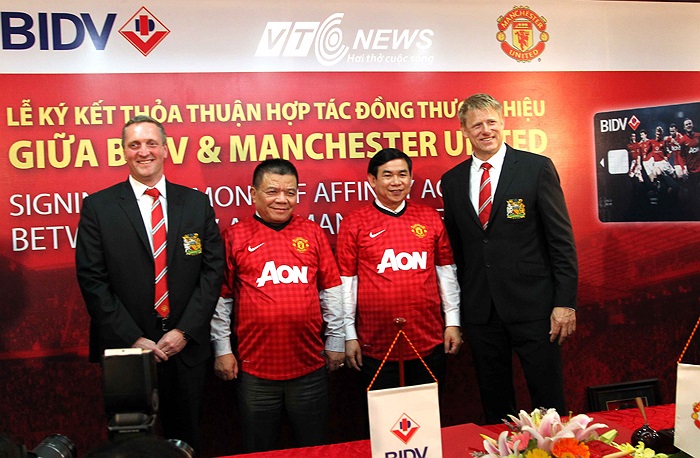 Lập tức, đại diện của đối tác đã mặc chiếc áo đấu mà hàng trăm triệu người hâm một trên thế giới muốn khoác lên người này.