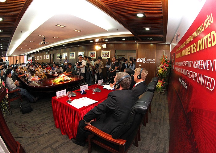 Sau buổi lễ, Peter Schmeichel đã có cuộc trao đổi nhanh cùng với báo giới.