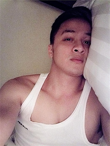 Cao Thái Sơn tranh thủ tạo dáng trước giờ đi ngủ.