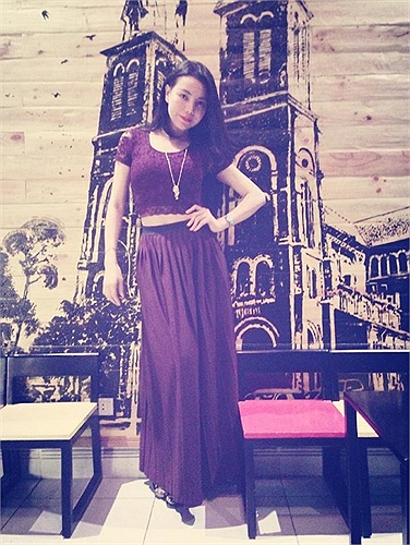 Trà Ngọc Hằng điệu đà ở quán hoa quả sinh tố của mình.