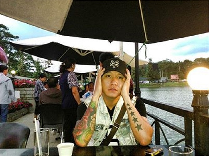 Tuấn Hưng than vãn muốn nổ tung cái đầu.